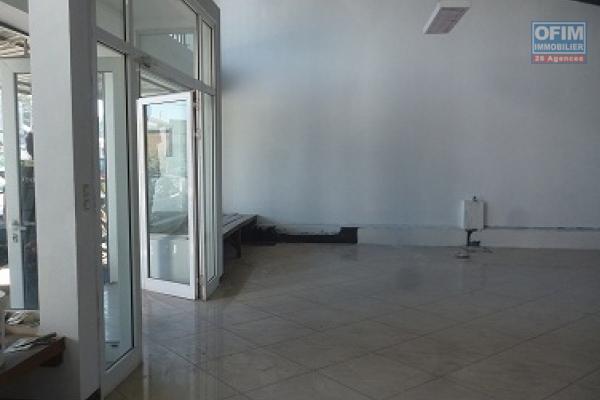 A louer un local commercial avec dépôt bord de route principale dans un quartier fréquenté d'Ambohibao