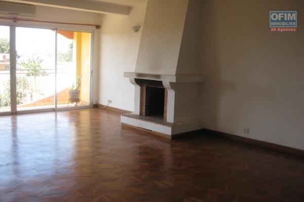 A louer un joli appartement T4 dans une résidence bien sécurisée à Mandrosoa Ivato (NON DISPONIBLE)