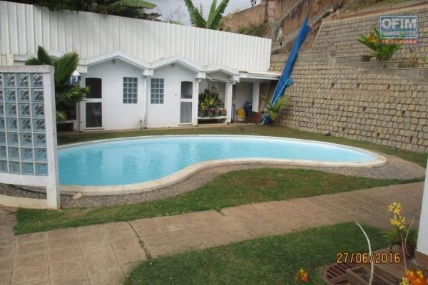OFIM propose en location une belle villa F6 et Maison F3 avec piscine à Mahazoarivo
