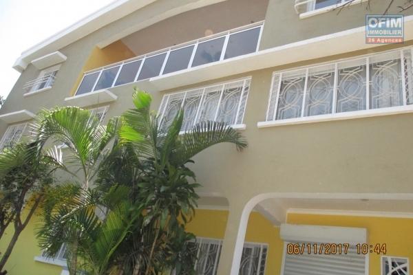 OFIM offre en location une maison neuve  F12 à Ambatobe