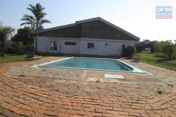 A vendre une villa F7 avec piscine sur 7000 m2 de terrain à Ambohimanga-Antananarivo