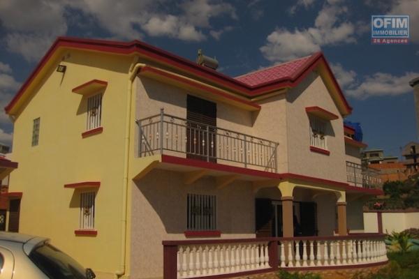 A louer une villa à étage neuve de type F5 au bord de la route principale à By-pass