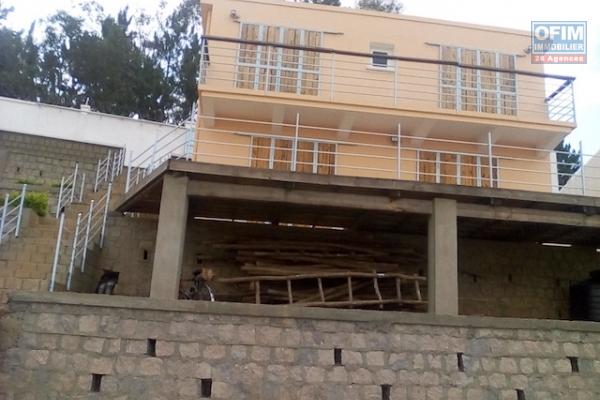 a vendre petite villa T3  &agrave; finir sur terrain de 600 m2 Ambatobe. Contact Mr Jacky 0340244304