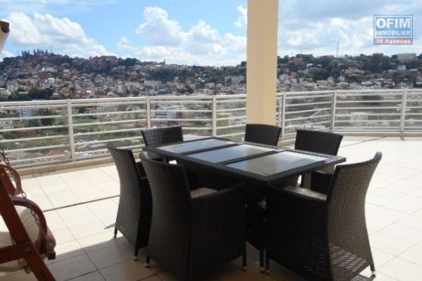 Un grand appartement avec piscine privée de 500m2 T5 à Ambaranjana