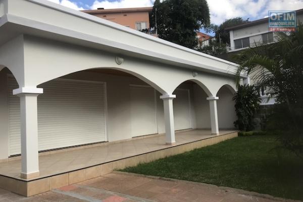 A louer une jolie villa plein pied F4 dans un quartier résidentiel au Cité Planton