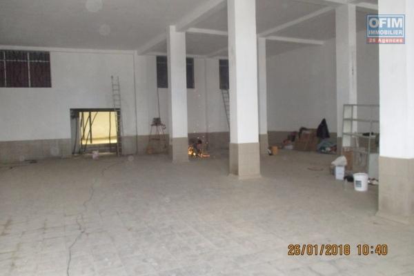 OFIM offre en location un grand depot de 2000m2 à Anosivavaka