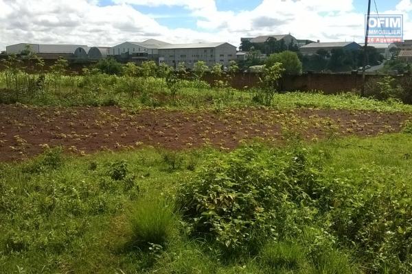 A vendre, un terrain beau de 800 m2, clôturé à Antsahambilo Ivato- Antananarivo