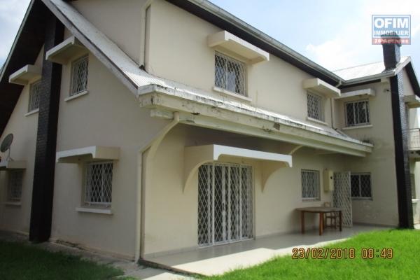 OFIM offre en location une villa F7 à usage mixte à Ankadimbahoaka Tanjombato