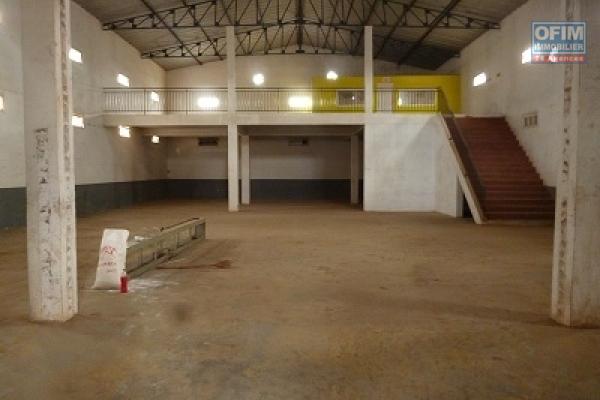 A louer un entrepôt de 1160 m² facile d'accès à tout type de vehicule situé à Ambohibao (NON DISPONIBLE)