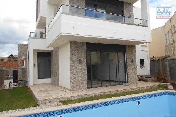 A louer des grandes villas F6 avec piscine à Androhibe Antananarivo