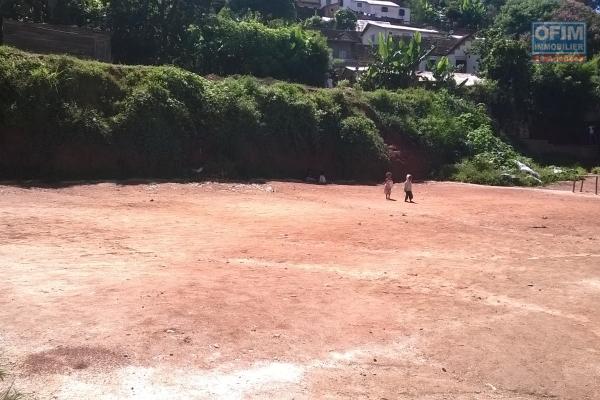 A vendre, un beau terrain d'environ 1.500m2 proche du centre ville à Ambatoroka- Antananarivo