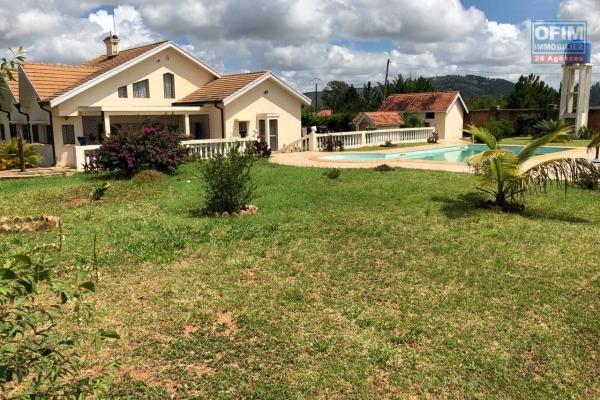 A vendre villa F9  avec piscine à Ambohimanga rova