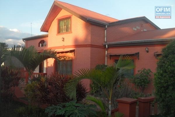 A louer une belle villa F6  dans un quartier résidentiel et facile d'accès à Mandrosoa Ivato