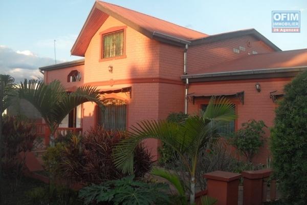 A louer une belle villa F6 dans un quartier résidentiel et facile d'accès à Mandrosoa Ivato
