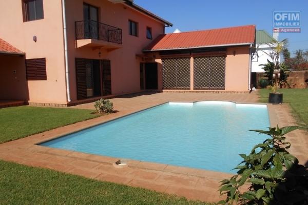 A louer une villa F5 avec piscine à Antehiroka Ivato Antananarivo ( LOUE )