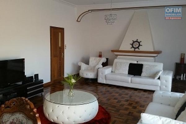 A louer une villa meublée à étage de haut standing type F7 fraîchement construite au norme sise à Ankadindravola à 5 mn de l'aéroport Ivato (NON DISPONIBLE)