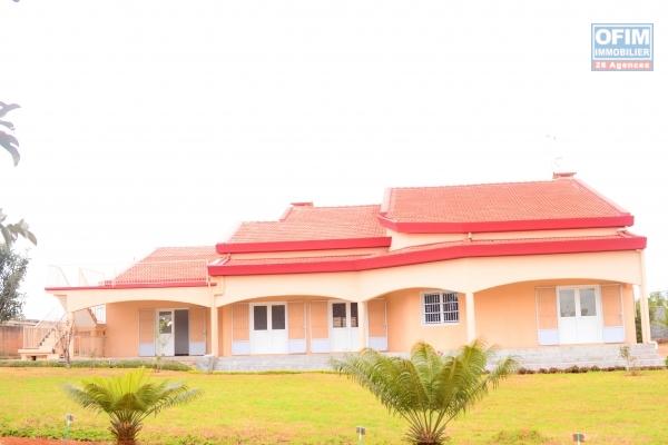 A vendre, une villa F5 sur 2500 m2 de terrain dans le quartier résidentiel de Talatamaty-Antananarivo