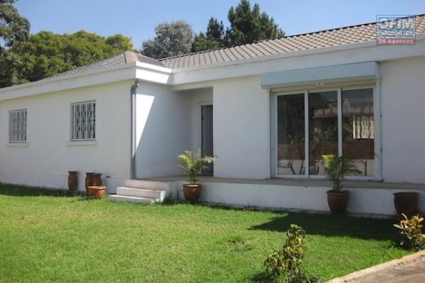 A louer une villa basse F5 neuve se trouvant dans un endroit calme et bien clôturé à Ambohidratrimo
