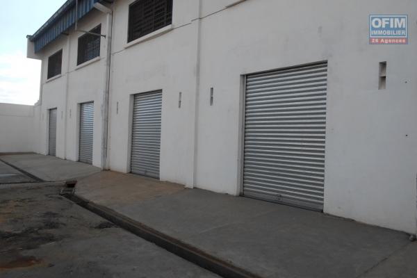 A louer 3 entrepôts de 400m2 sur 2 niveaux à Anosibe Antananarivo