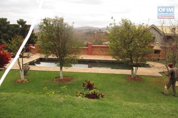 OFIM offre en location une villa F7 et F2  avec piscine à Ambohidratrimo