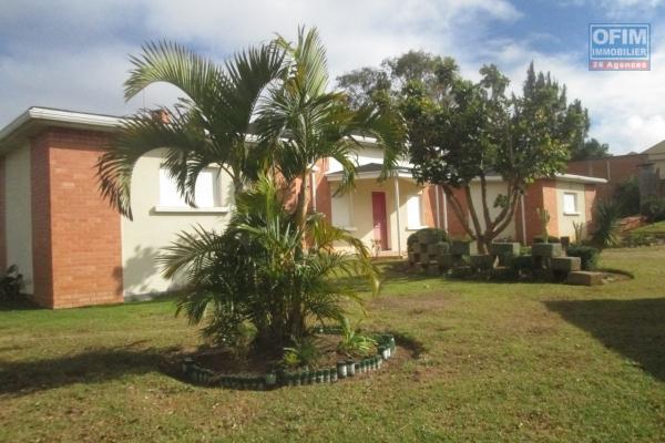 A louer une villa F4 avec piscine à Ambatobe Antananarivo