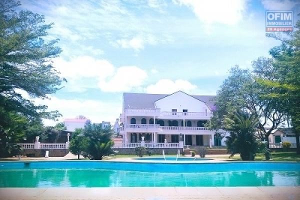 A louer une résidence prestigieuse, raffinée et verdoyante située dans le quartier résidentiel d’Ambohibao, au bord du lac de Mamanba avec piscine, ouverte une vue imprenable et située à quelques minutes de l’aéroport.
