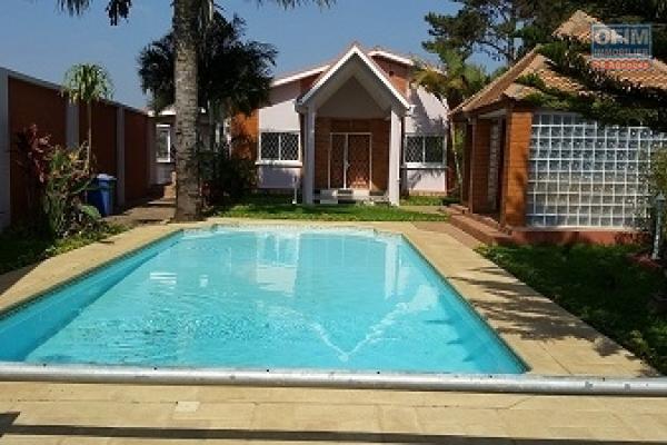 A louer une belle villa plain pied de type F6 avec piscine, bord du lac, pied dans l'eau dans un quartier résidentiel de Mandrosoa Ivato