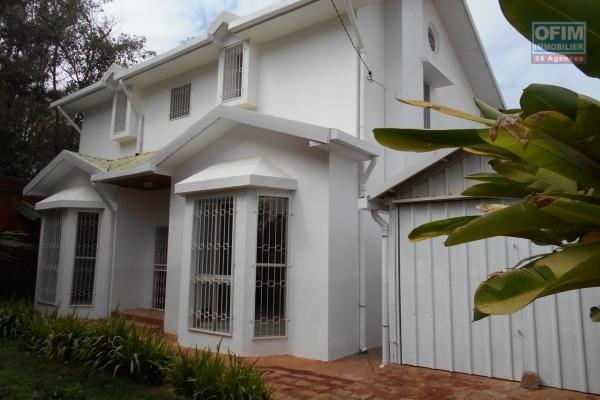 A louer une villa à étage F5 dans une résidence sécurisée à Mandrosoa Ivato