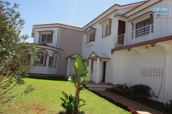 OFIM offre en location une villa F4 dans un lotissement à Ambatobe