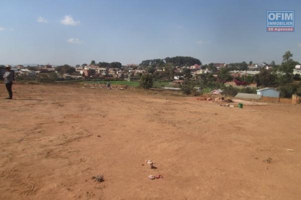 A vendre un beau terrain de 1 700 m2, morcelable, plat prêt à bâtir et clôturé à Ilaivola Ivato