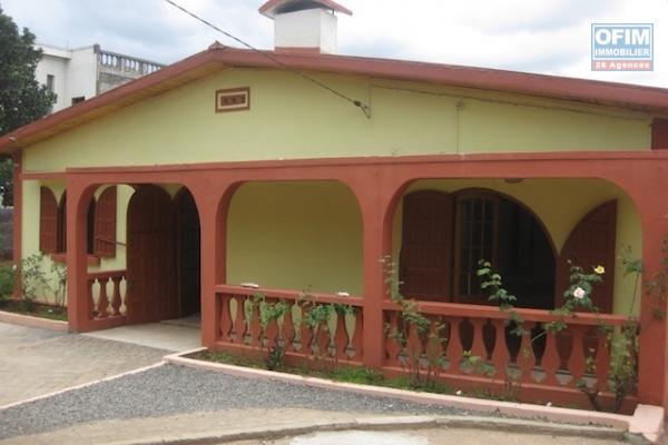 A louer une villa basse F4 avec jardin dans un endroit calme à Amboropotsy Talatamaty
