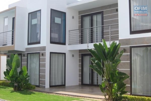 A louer une villa semi meublée , bien sécurisée et de haut standing F6 avec piscine dans un endroit calme à Talatamaty (NON DISPONIBLE)