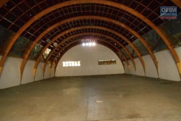 OFIM offre en location un entrepôt de 600m2 avec mezzanine 150m2 dans la zone Forello Tanjombato