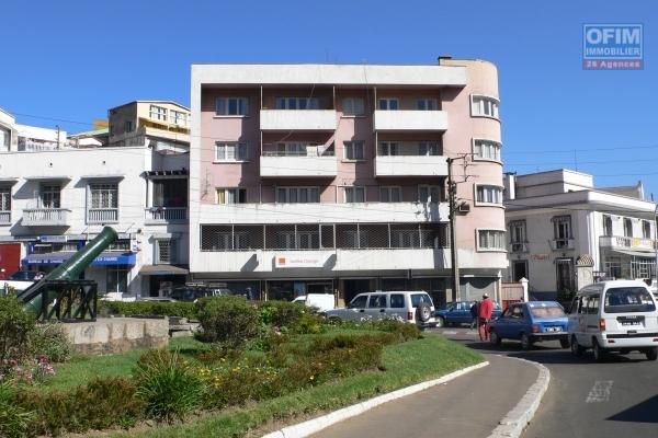 EN ECXLUSIVITE OFIM met vente un immeuble avec un emplacement exceptionnel à Andohan Analakely