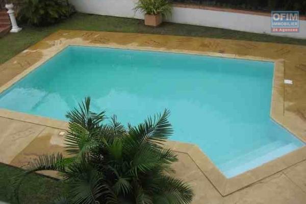 A louer une villa à étage F9 avec piscine se trouvant au bord de route à Ambohibao Ambohijanahary (NON DISPONIBLE)