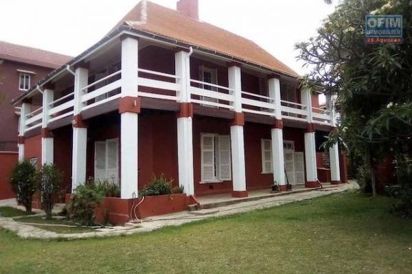 A louer une belle villa traditionnelle à étage F7 se trouvant au bord de route et dans un quartier résidentiel à Faravohitra