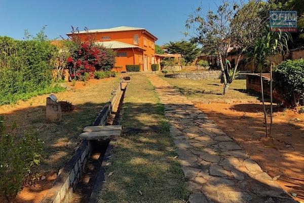A vendre charmante villa avec un immense jardin de 3000 m2 dans le beau quartier d'ivato