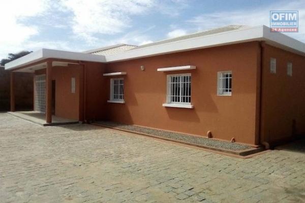 A louer une jolie villa basse neuve F5 au bord de route à Ambohibao non loin de l’école primaire française C (NON DISPONIBLE)