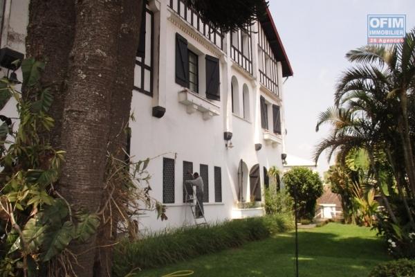 OFIM offre à la location une grande villa F9 semi-meublée à usage mixte sur la haute ville Andohalo