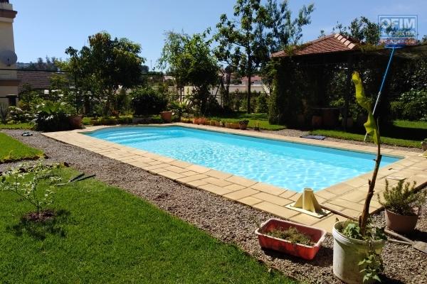 A vendre, une belle villa F6 meublée avec piscine dans la prestigieuse résidence d'Ambatobe-Antananarivo