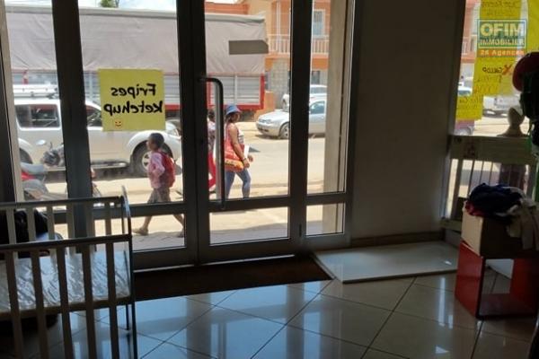 Une opportunité à ne pas rater, à louer un local commercial de 80 m² bien placé bord de route principale dans un quartier animé et piétonne d' Imerinafovoany