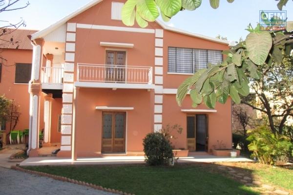 OFIM offre en location une villa F6 à 5mn du centre ville à Ampandrana