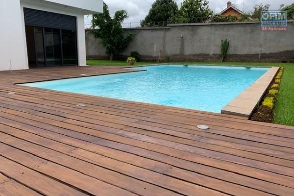 A louer une villa F5 avec piscine à Ambatobe Antananarivo