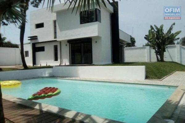 A louer une villa à étage F5 neuve avec piscine dans une résidence avec vue sur le lac à Ambohibao