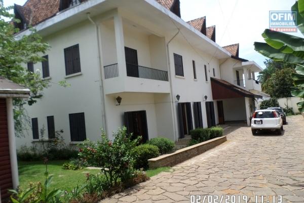 Belle Villa de 2 étages sur un terrain de 1600m2 avec une surface habitable de 900m2 repartie en 19 pièces idéale pour usage mixte à Mahatony
