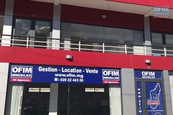 A louer un local de 40m2 dans un immeuble au bord de la route Ambohibao