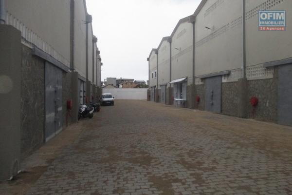 OFIM propose à la location 1 neufs dépôt de 1000m2 à Anosizato
