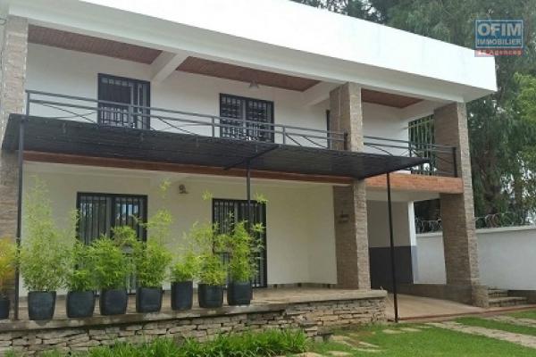 A louer une villa de standing à étage type F5 dans un quartier résidentiel d'Ilaivola Ivato