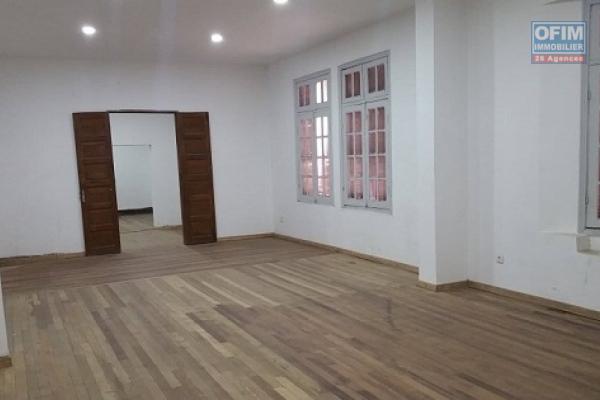 Local 320 m² à louer sur l'Avenu de l'idépendance Analakely