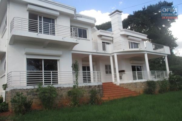 Sapacieuse villa F7 à Andohanimandroseza avec vue sur lac